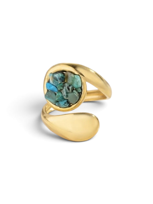 Bague Azura bleue, pierre naturelle sertie dans un anneau doré asymétrique, Maëlyne Beauty