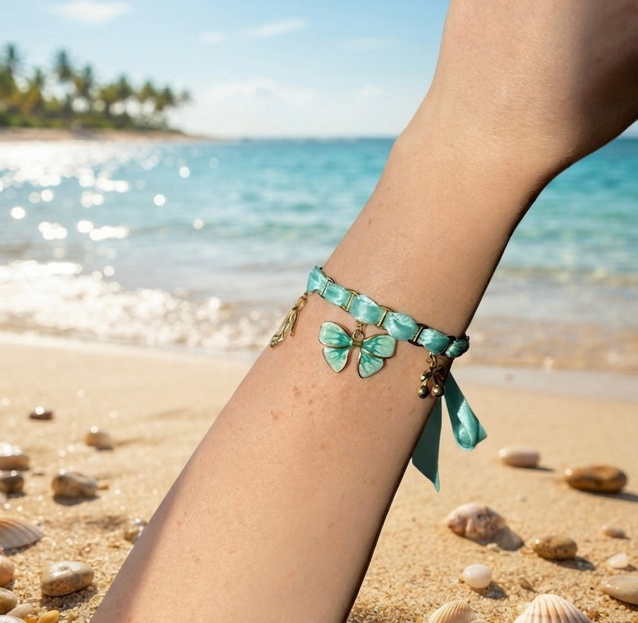 Détail des 3 breloques du bracelet turquoise : escarpin, papillon émaillé et cerises dorées