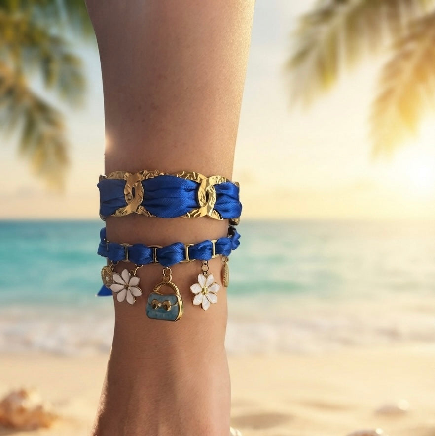 Bracelet breloques bleu électrique acier inoxydable vu de près
