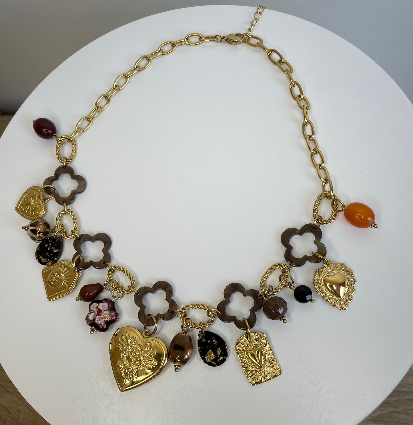 Vue d'ensemble du collier Amor en acier inoxydable avec perles ambrées et brunes