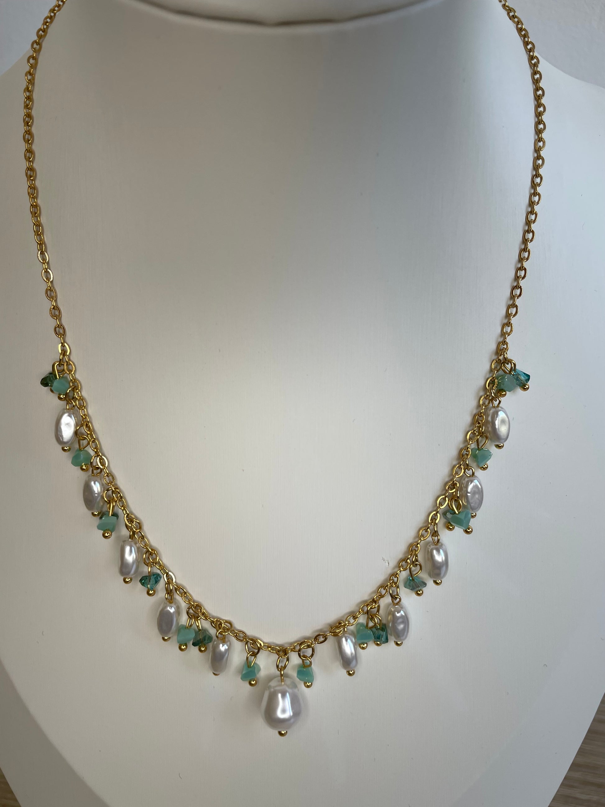 Gros plan des perles vertes et gouttes cristal du collier Ysaline en acier inoxydable