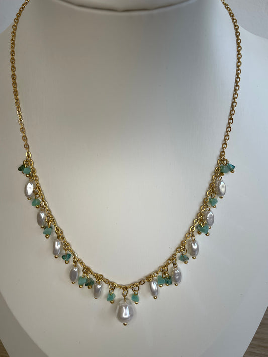 Gros plan des perles vertes et gouttes cristal du collier Ysaline en acier inoxydable