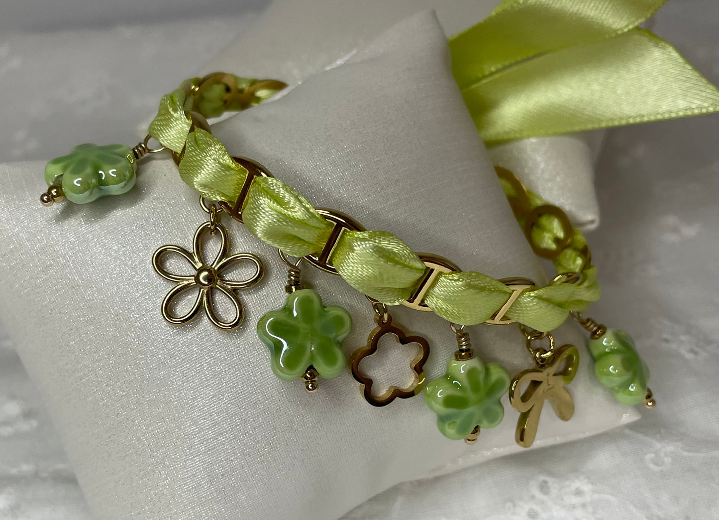 Bracelet ajustable en acier inoxydable, ruban satin vert pale, breloques 