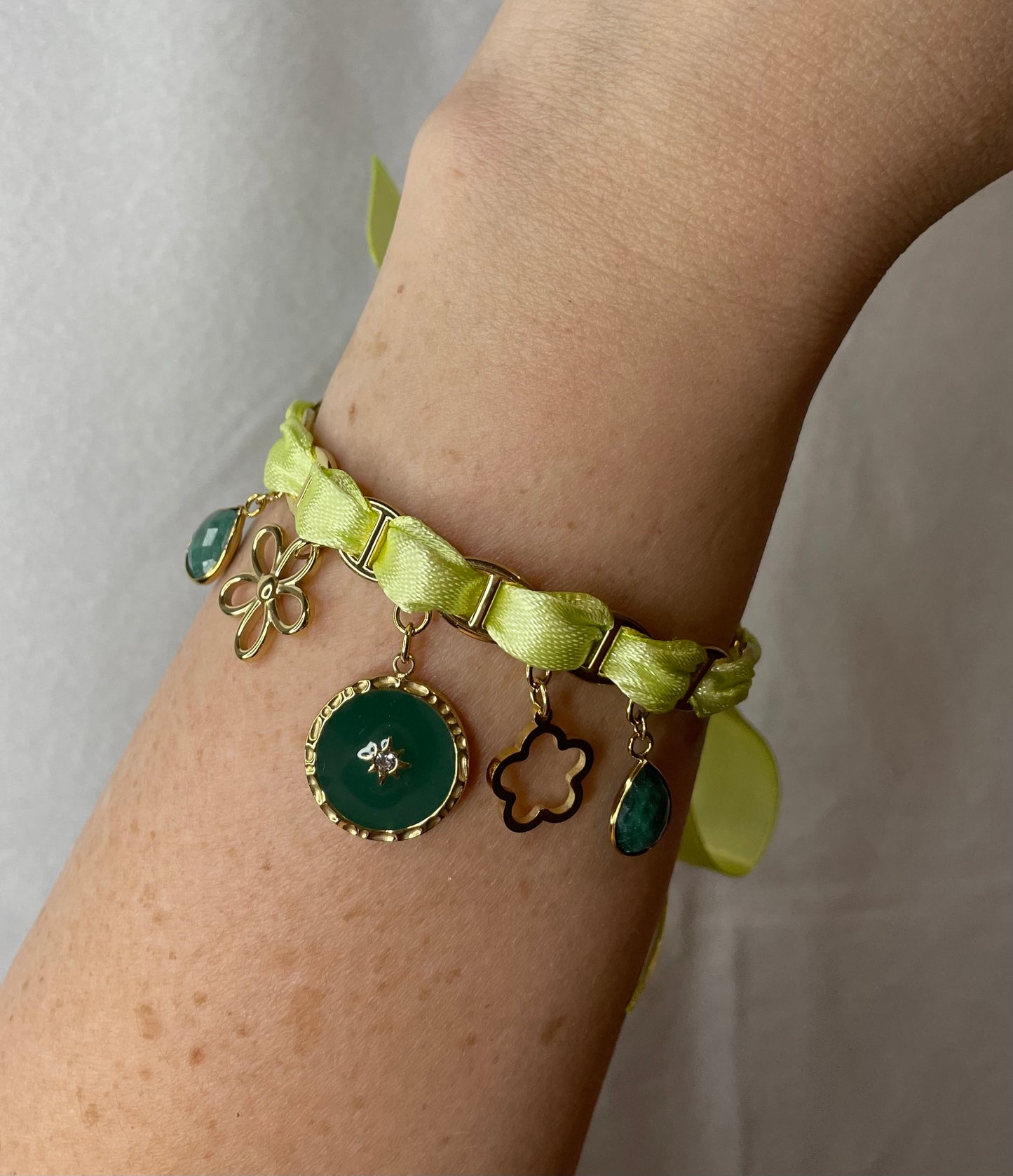 Bracelet ruban vert pale et breloques 