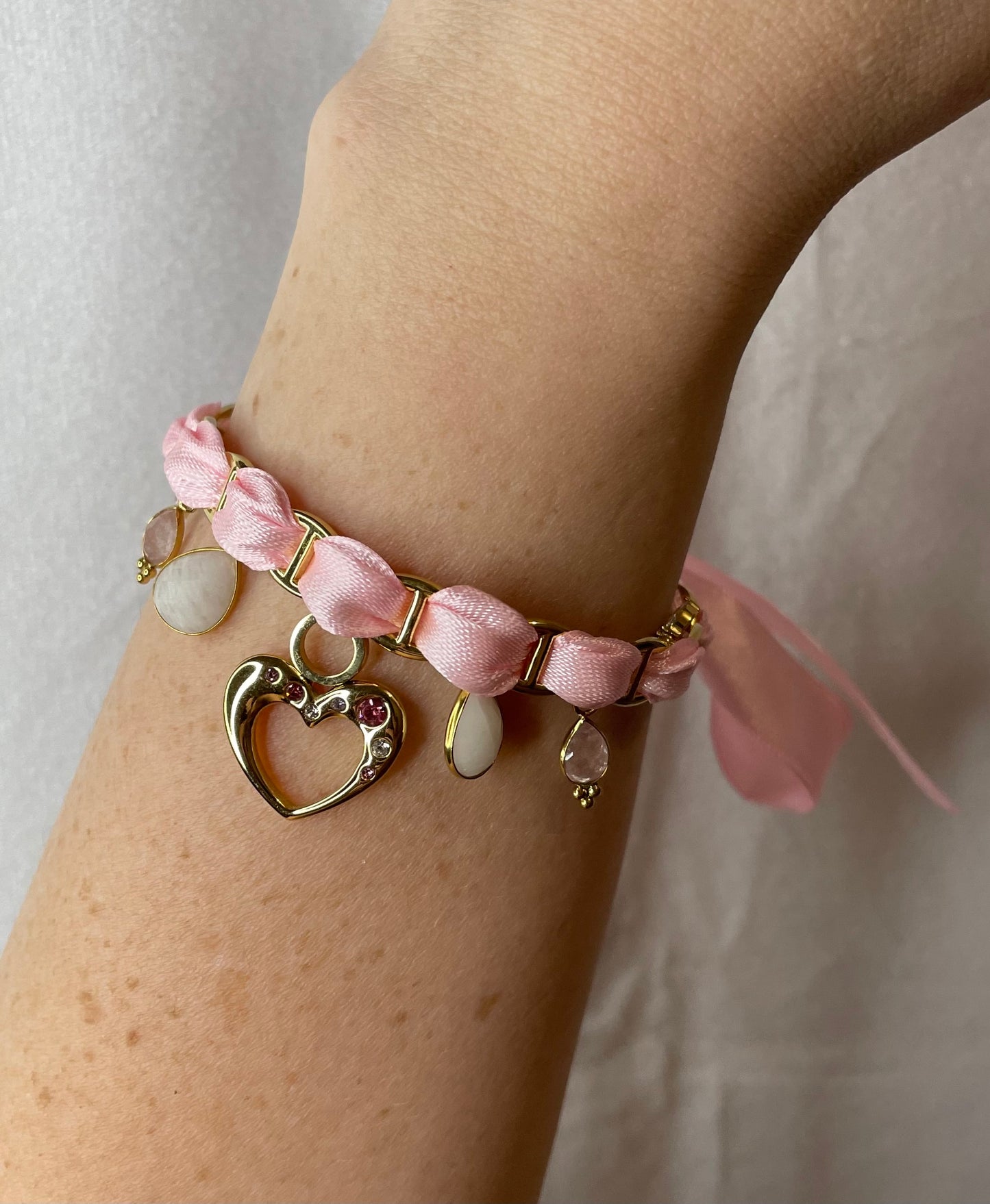 Bracelet acier inoxydable breloques , ruban rose pale 