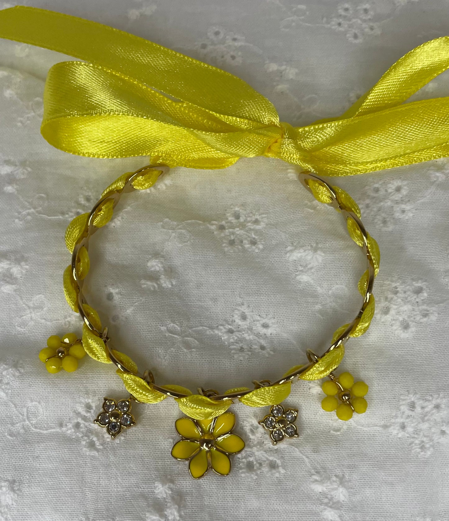 Bracelet acier inoxydable, ruban jaune citron et breloques fleurs