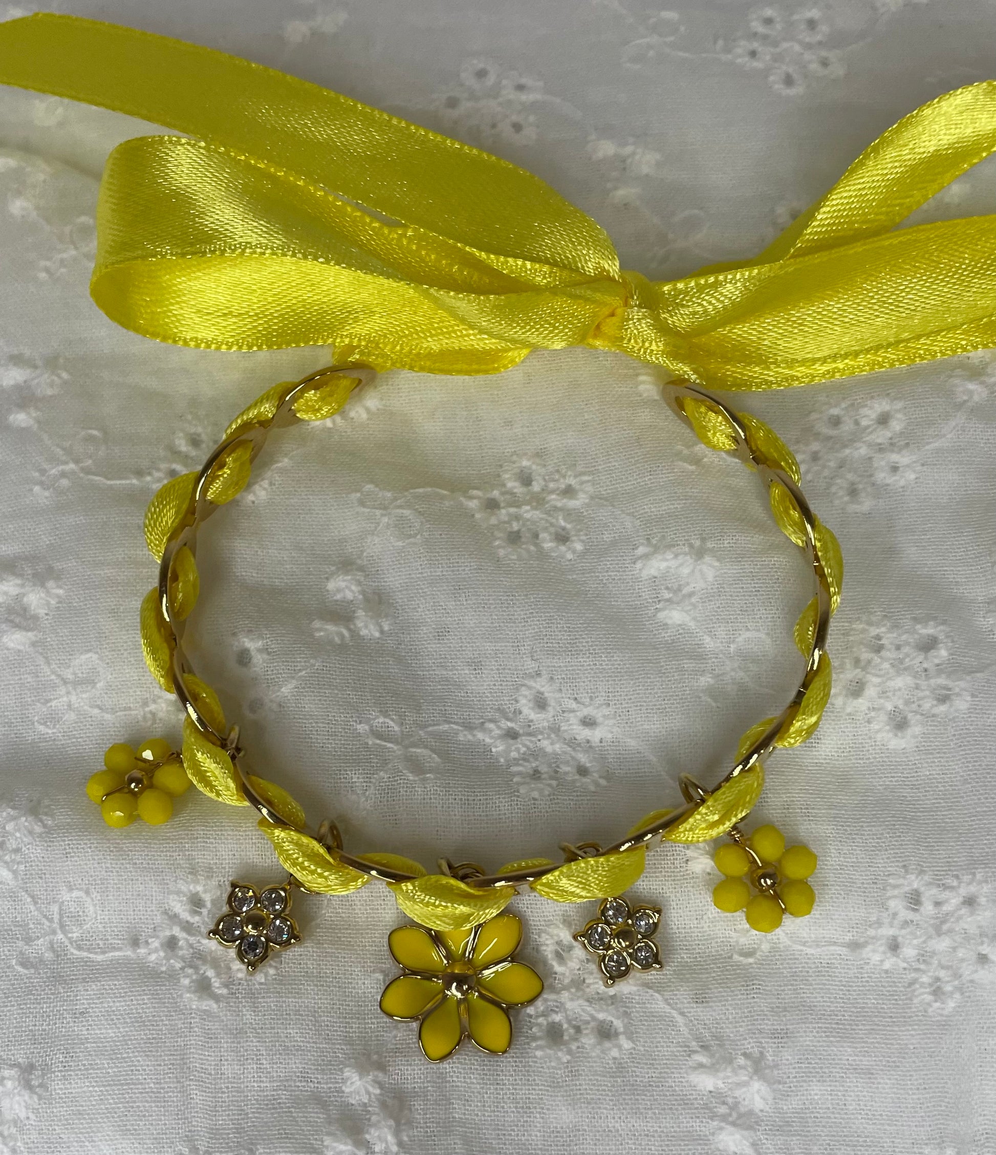 Bracelet acier inoxydable, ruban jaune citron et breloques fleurs