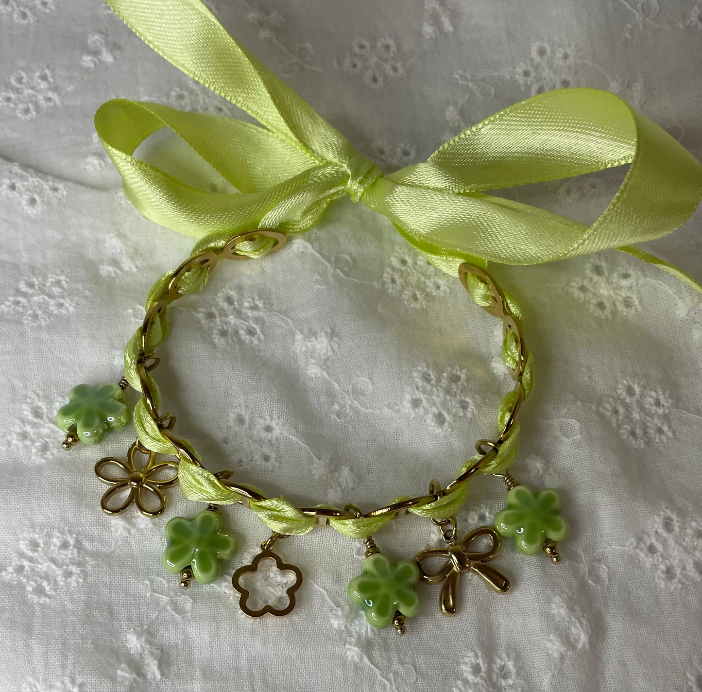 Bracelet acier inoxydable, ruban vert pale, breloque fleur et noeud papillon 