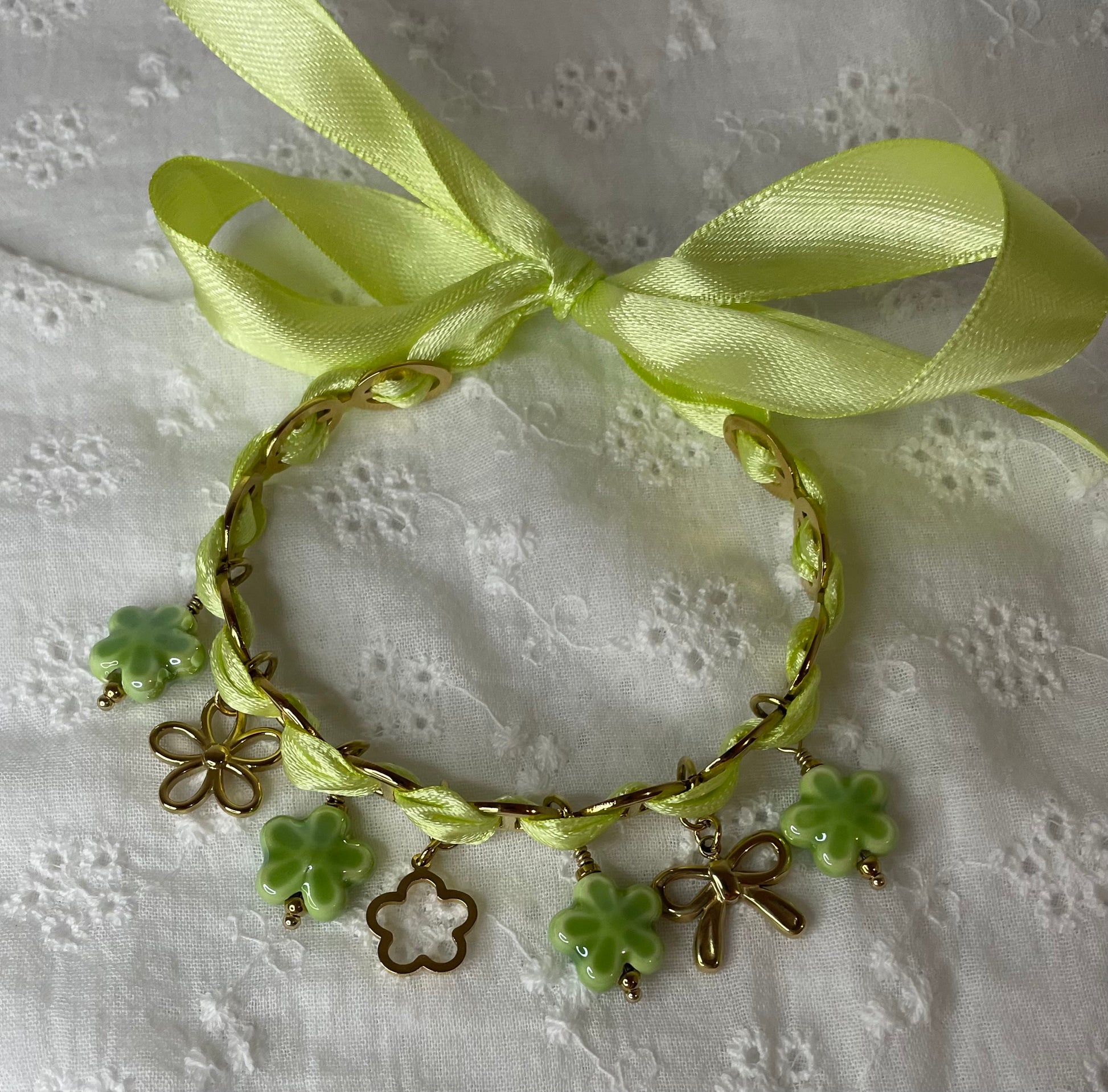 Bracelet acier inoxydable, ruban vert pale, breloque fleur et noeud papillon 