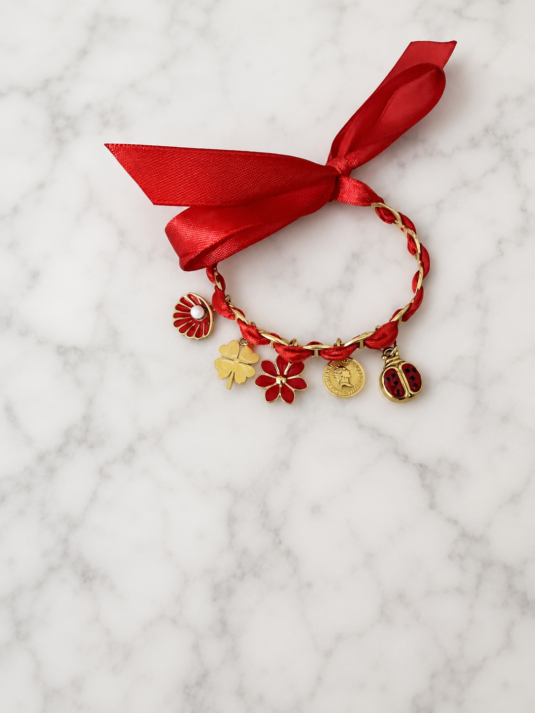 Bracelet breloques rouge en acier inoxydable, ruban satin noué et coquille perlée rouge et or