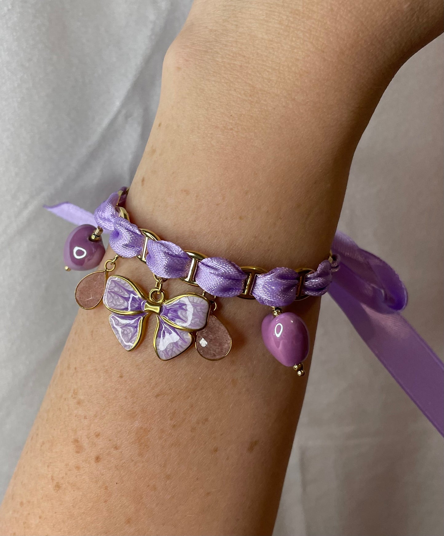 Bracelet ruban lilas et breloques 