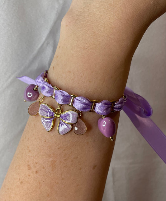 Bracelet ruban lilas et breloques 