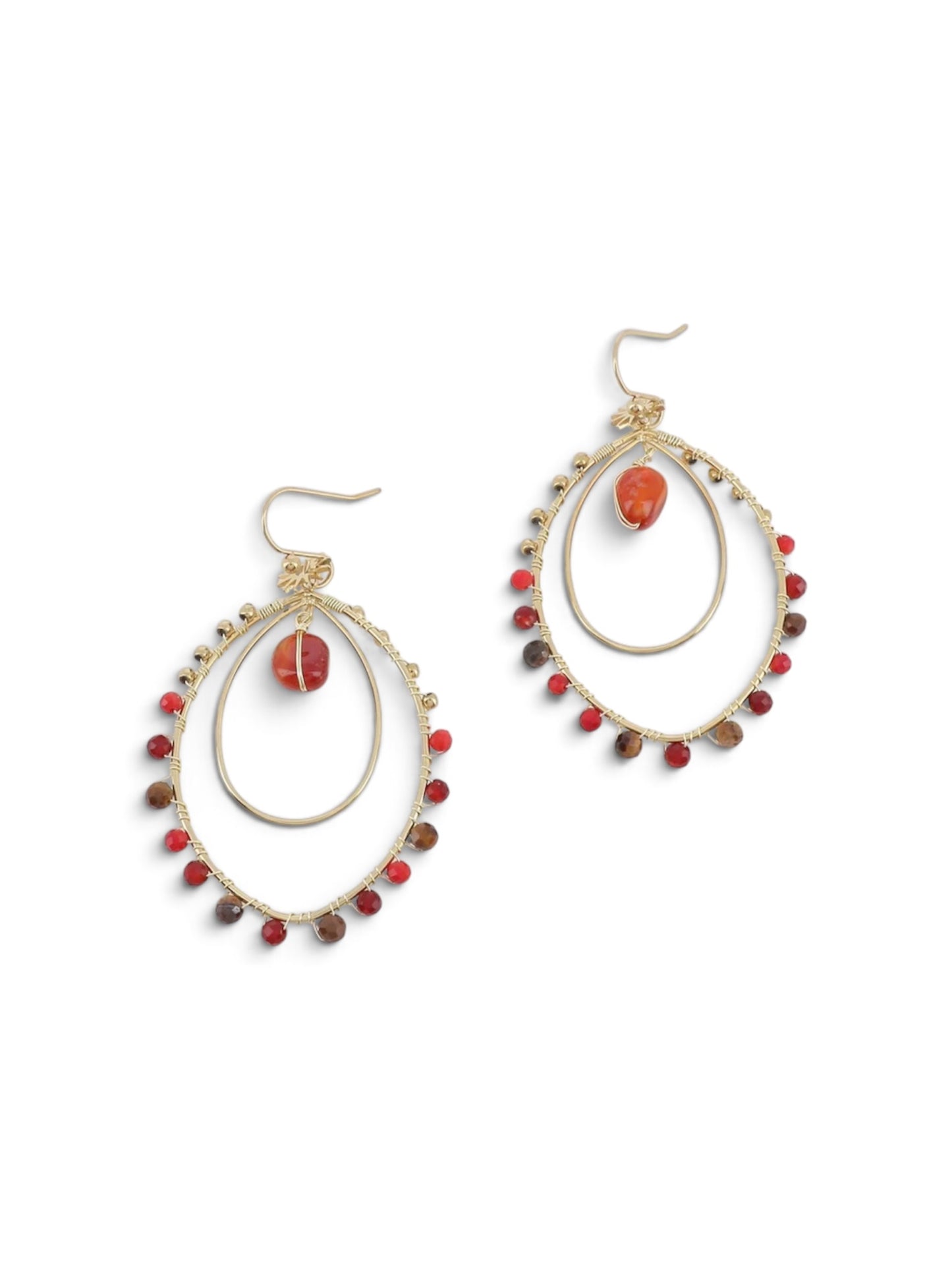 Boucles d'oreilles pendantes Jucile rouge en acier inoxydable doré, double anneau serti de perles colorées et pierre centrale.