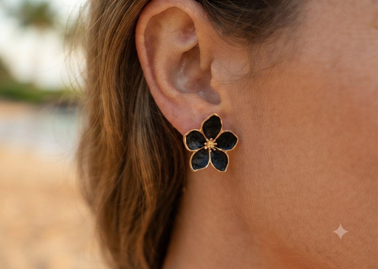 Boucles d'oreilles Fleuréa noir - détail clou fleur émaillé porté à l'oreille