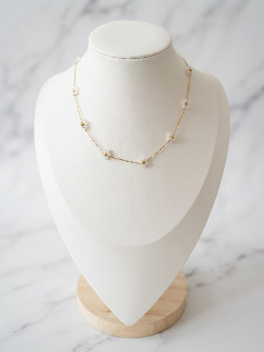 Collier Alice blanc, fin collier en acier inoxydable hypoallergénique avec pampille émaillée.
