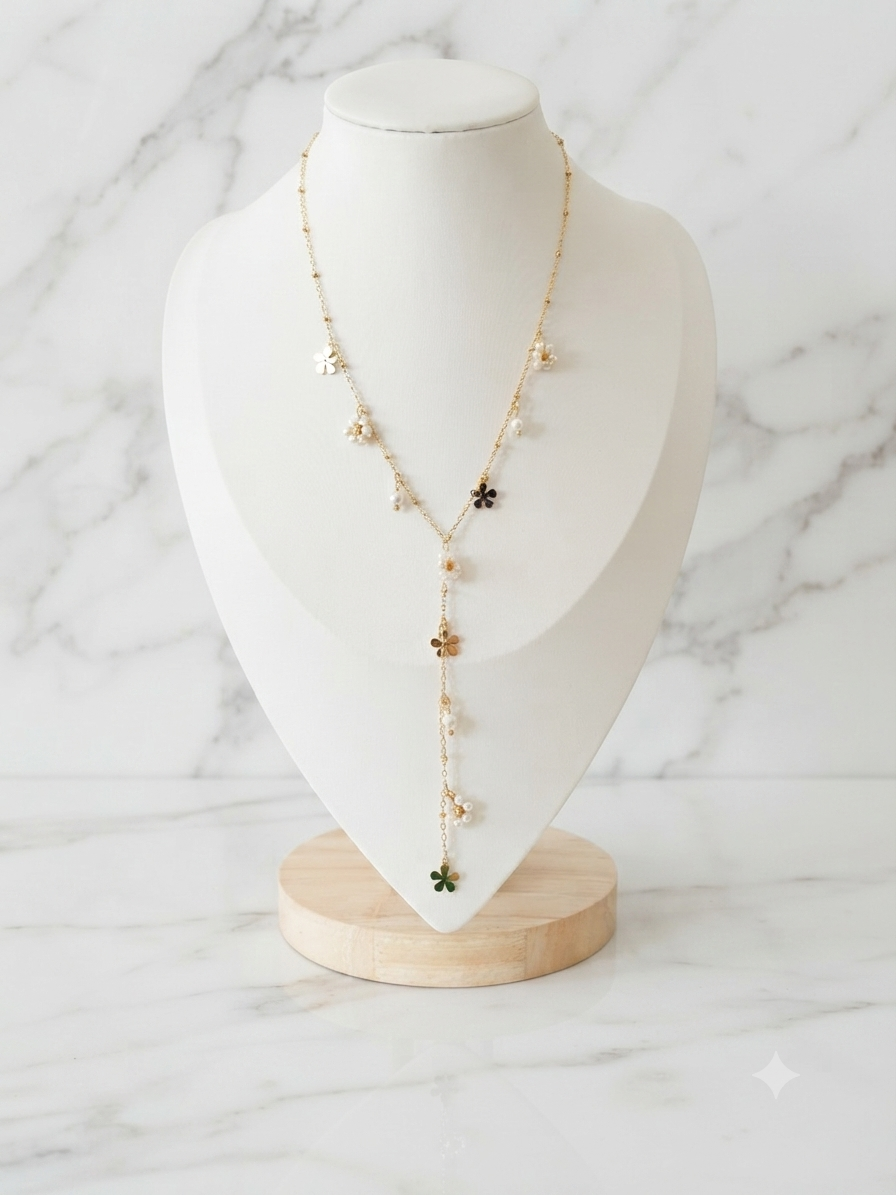 Collier Alina, chaîne fine en acier inoxydable hypoallergénique finition dorée.