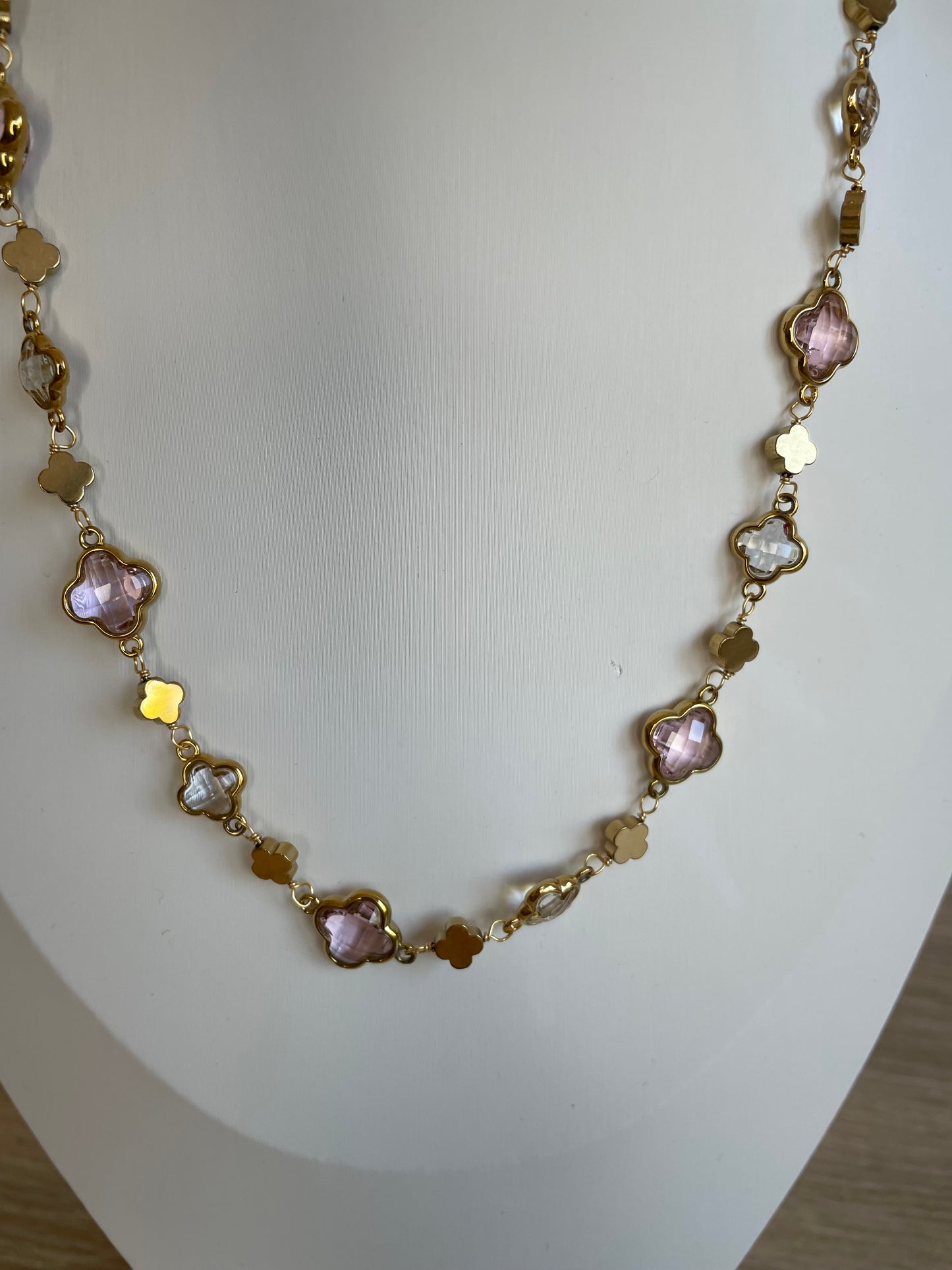 Détail des maillons trèfle roses du collier Stacy en acier inoxydable