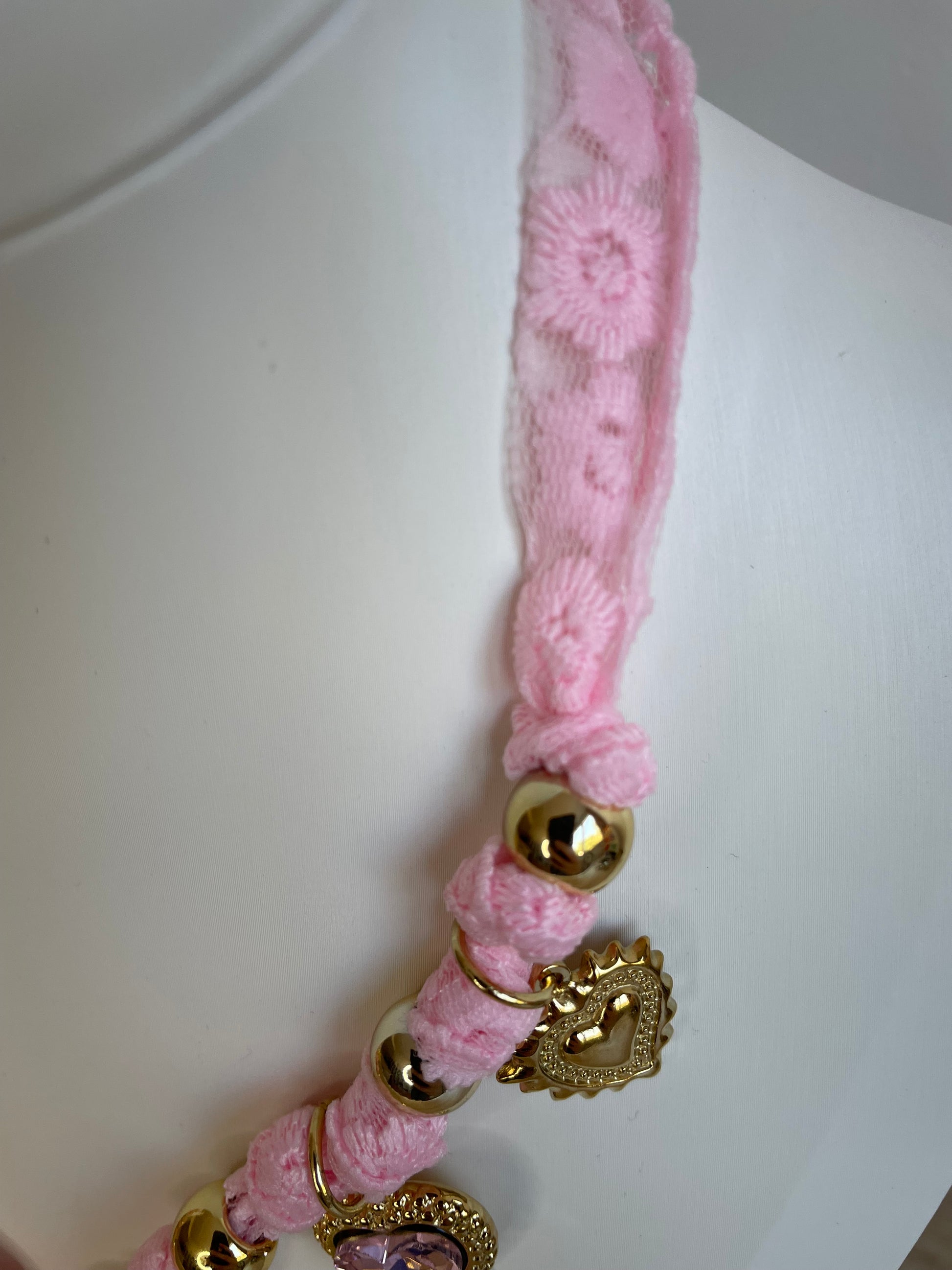 Détail du cordon rose et des perles dorées du collier Lovéa Maëlyne Beauty