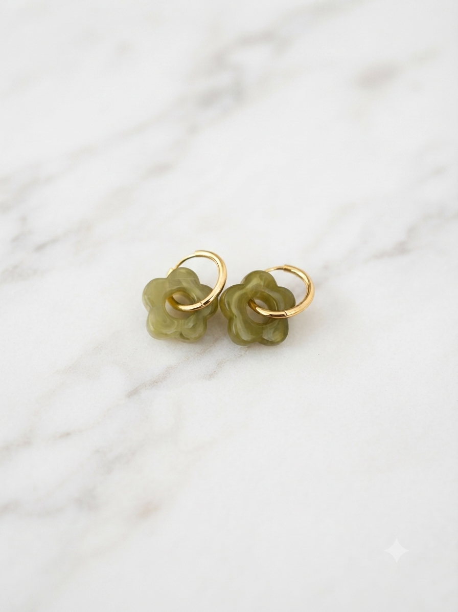 Boucles d'oreilles créoles Iriséa acier inoxydable fleur en résine vert - Maëlyne Beauty
