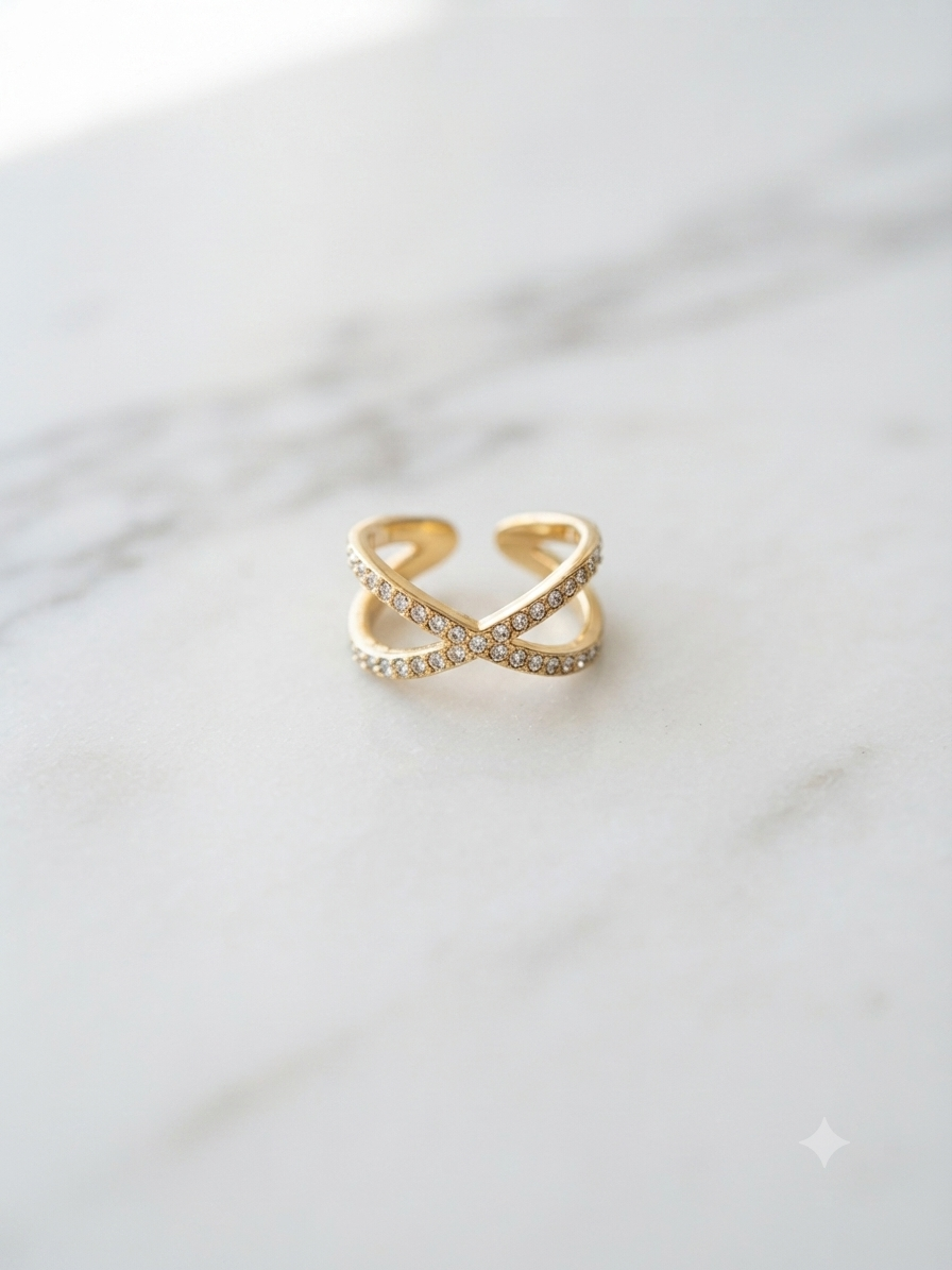 Bague Livia dorée en croix pavée de zircons, gros plan sur le sertissage