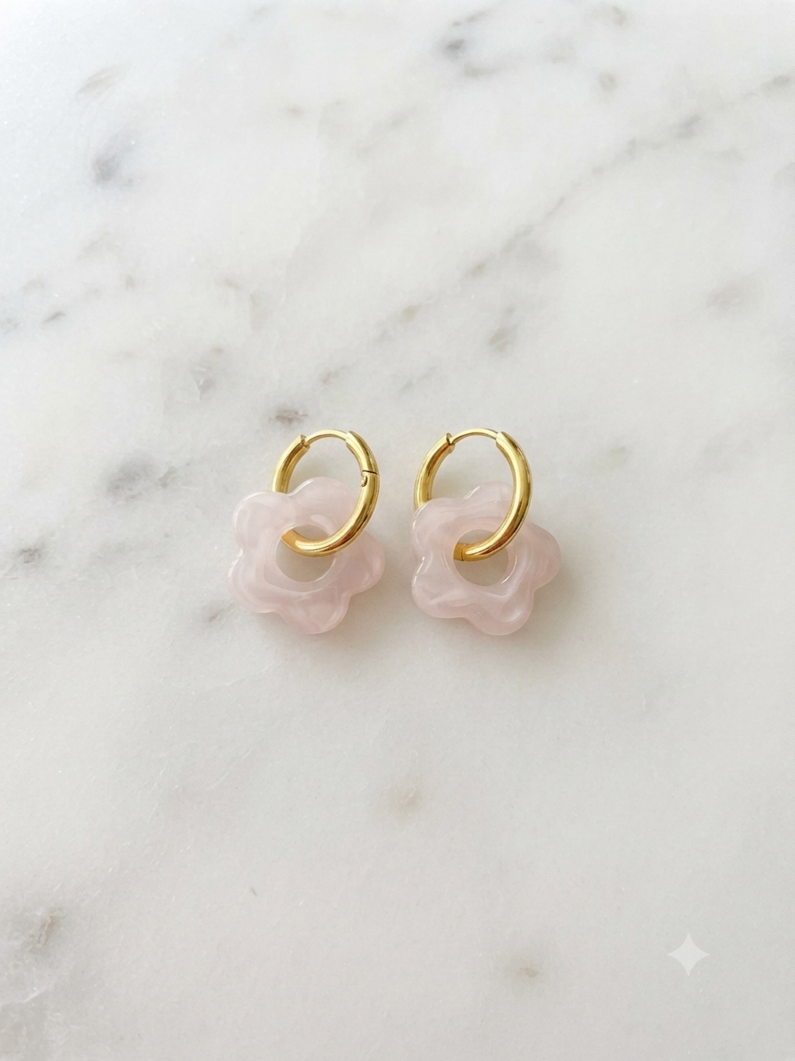 Boucles d'oreilles créoles Iriséa acier inoxydable fleur en résine rose pale - Maëlyne Beauty