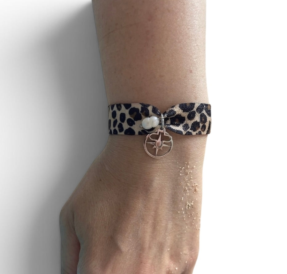 Bracelet Léo en tissu élastique motif léopard avec charm argenté 