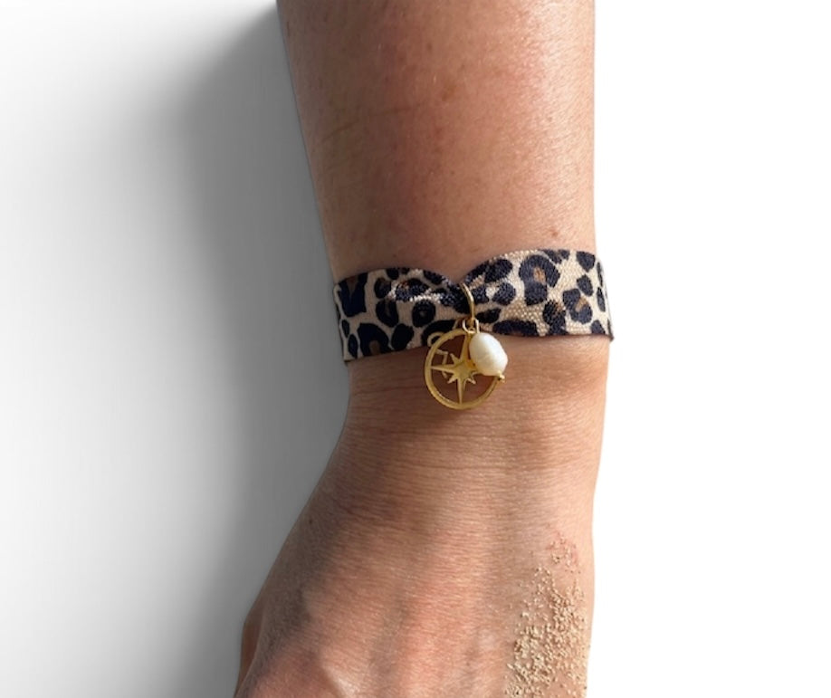 Bracelet Léo en tissu élastique motif léopard avec charm doré 