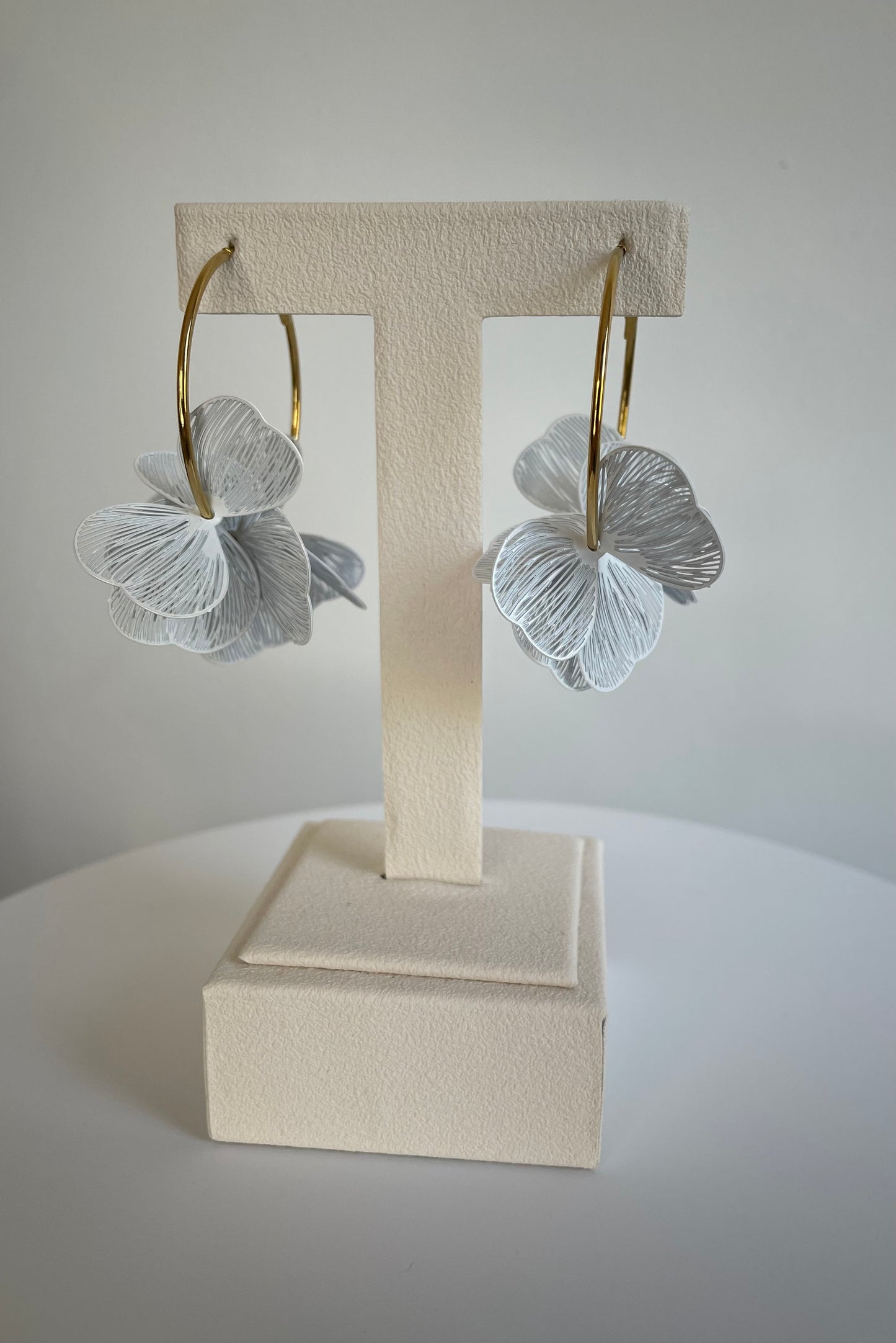 Boucles d'oreilles Ella blanc, anneau acier inoxydable doré et pétales fleur