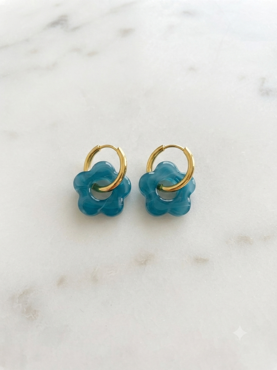 Boucles d'oreilles créoles Iriséa acier inoxydable fleur en résine bleu canard - Maëlyne Beauty