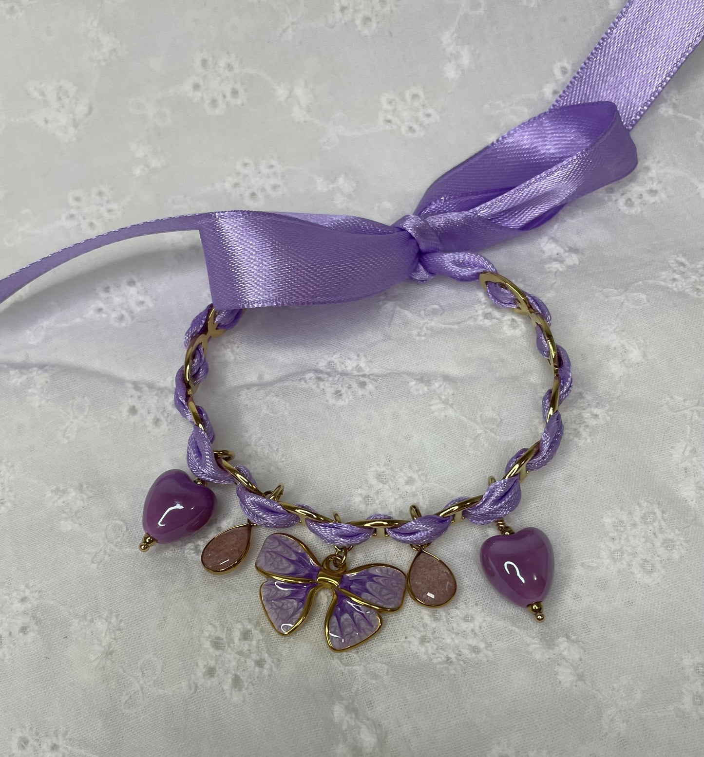 Bracelet ruban lilas , breloques noeud papillon et pierres