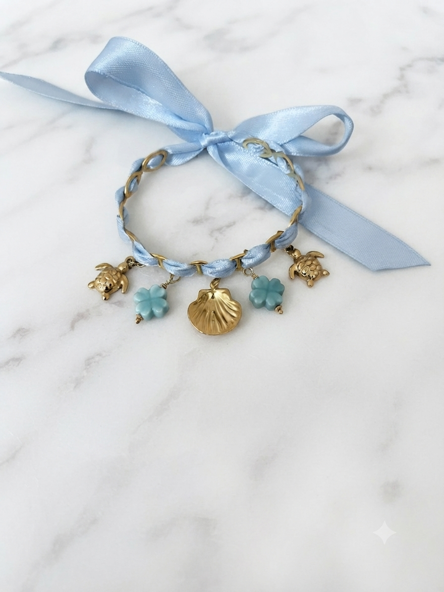 Bracelet breloques bleu ciel en acier inoxydable, ruban satin noué et breloques dorées tortues