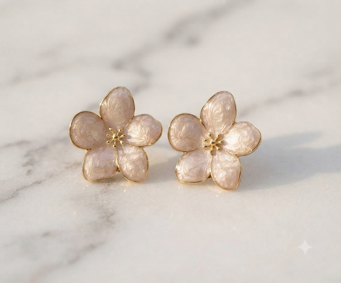 Boucles d'oreilles Fleuréa beige - clou fleur émaillé