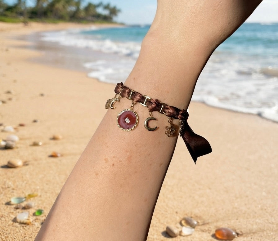 Bracelet breloques chocolat, médaillon pierre marron et perles fleurs en verre fumé, modèle unique