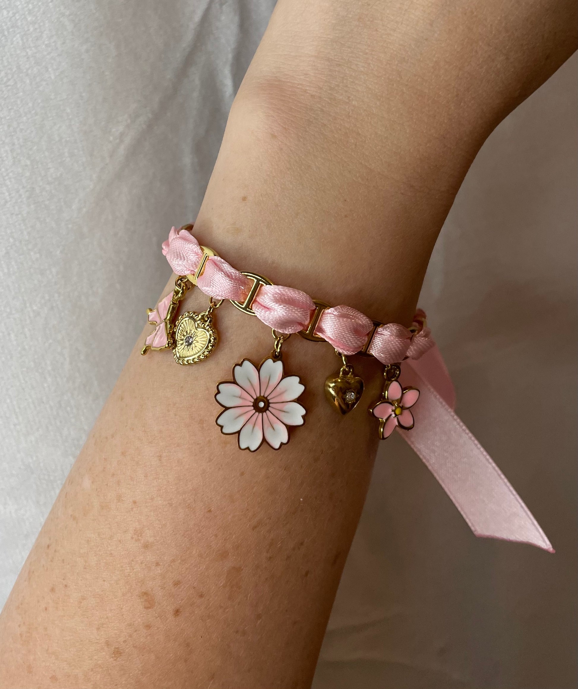 Bracelet breloques ruban rose pale