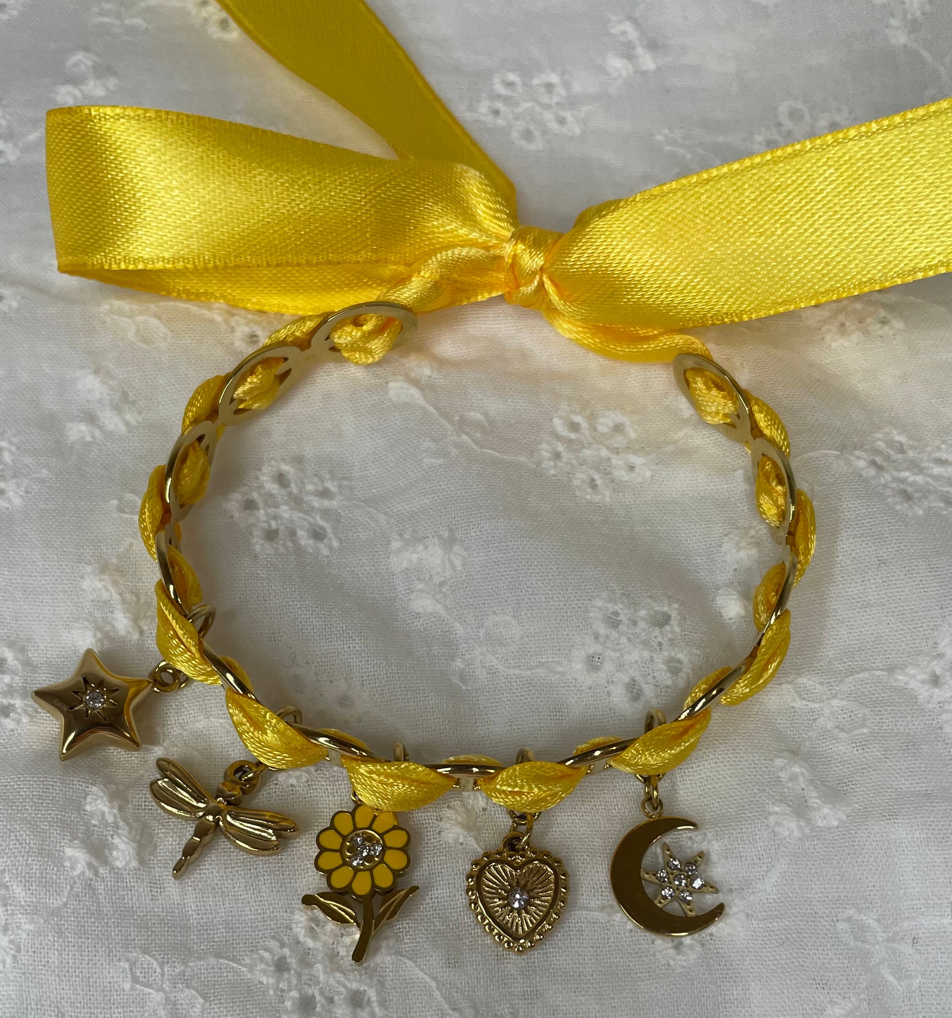 Bracelet ruban jaune et breloques fleur, cœur, libellule, étoile, lune