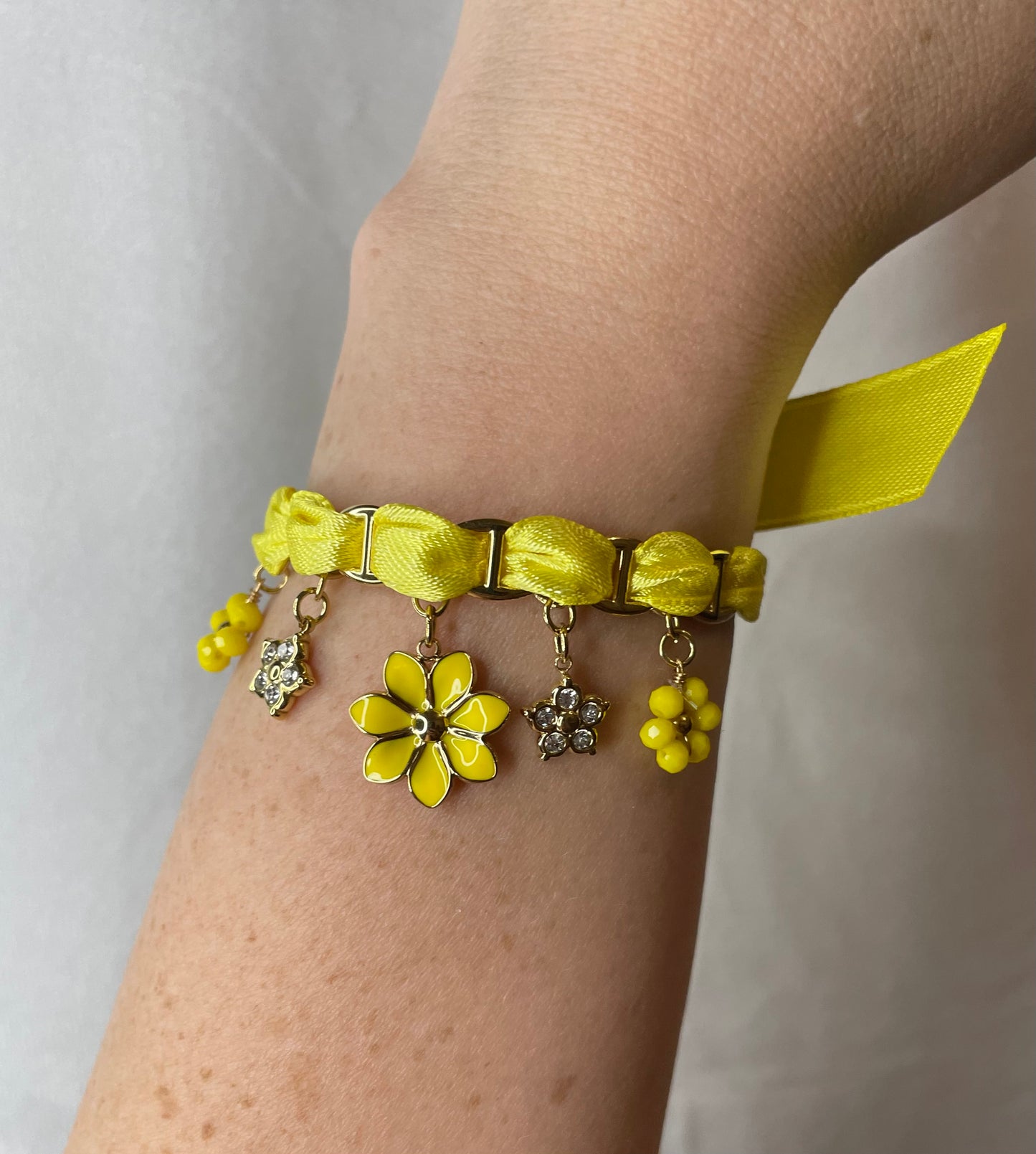 Bracelet ruban jaune citron et breloques 