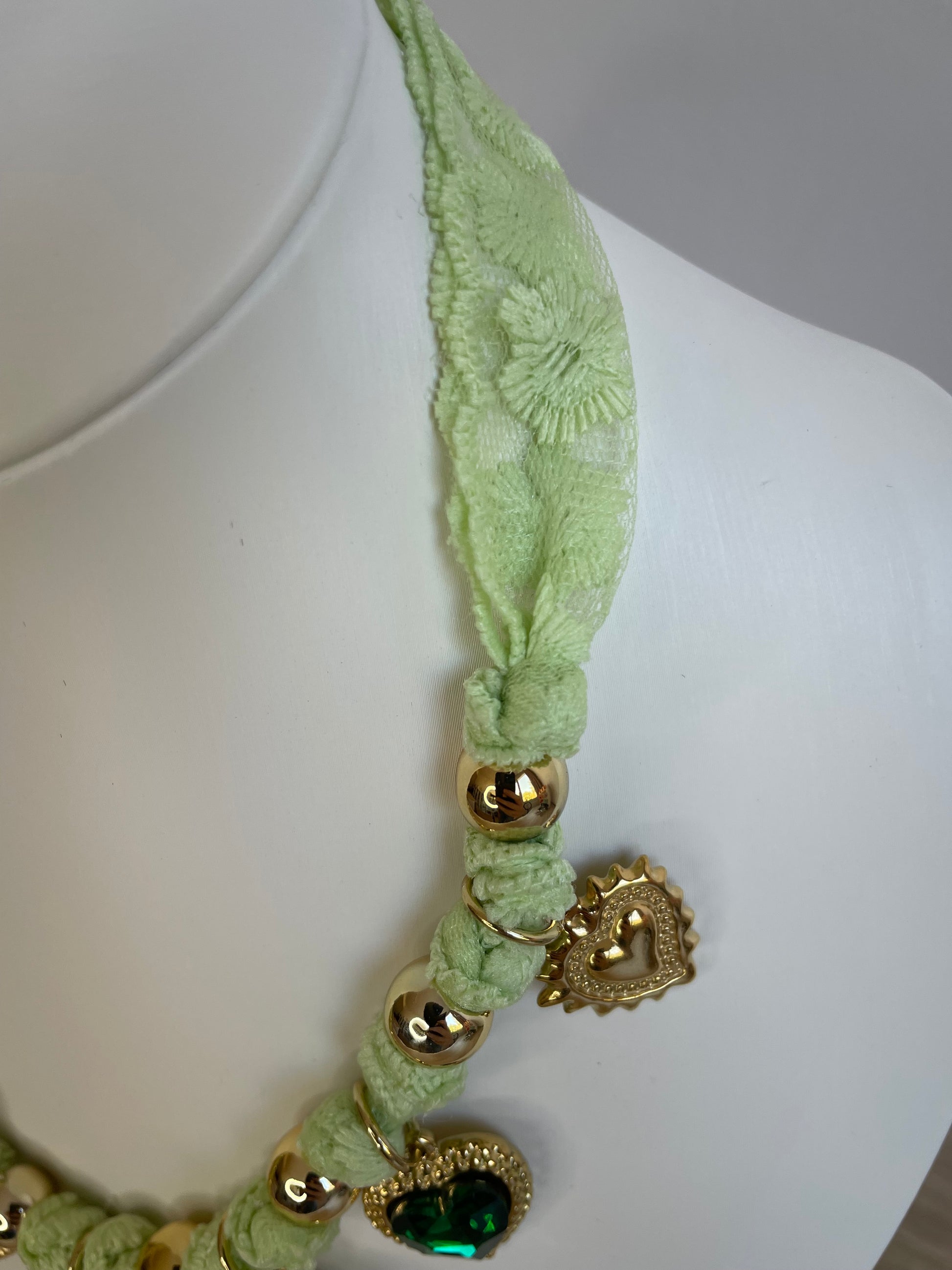 Détail de la dentelle verte et des perles en acier inoxydable du collier Lovéa