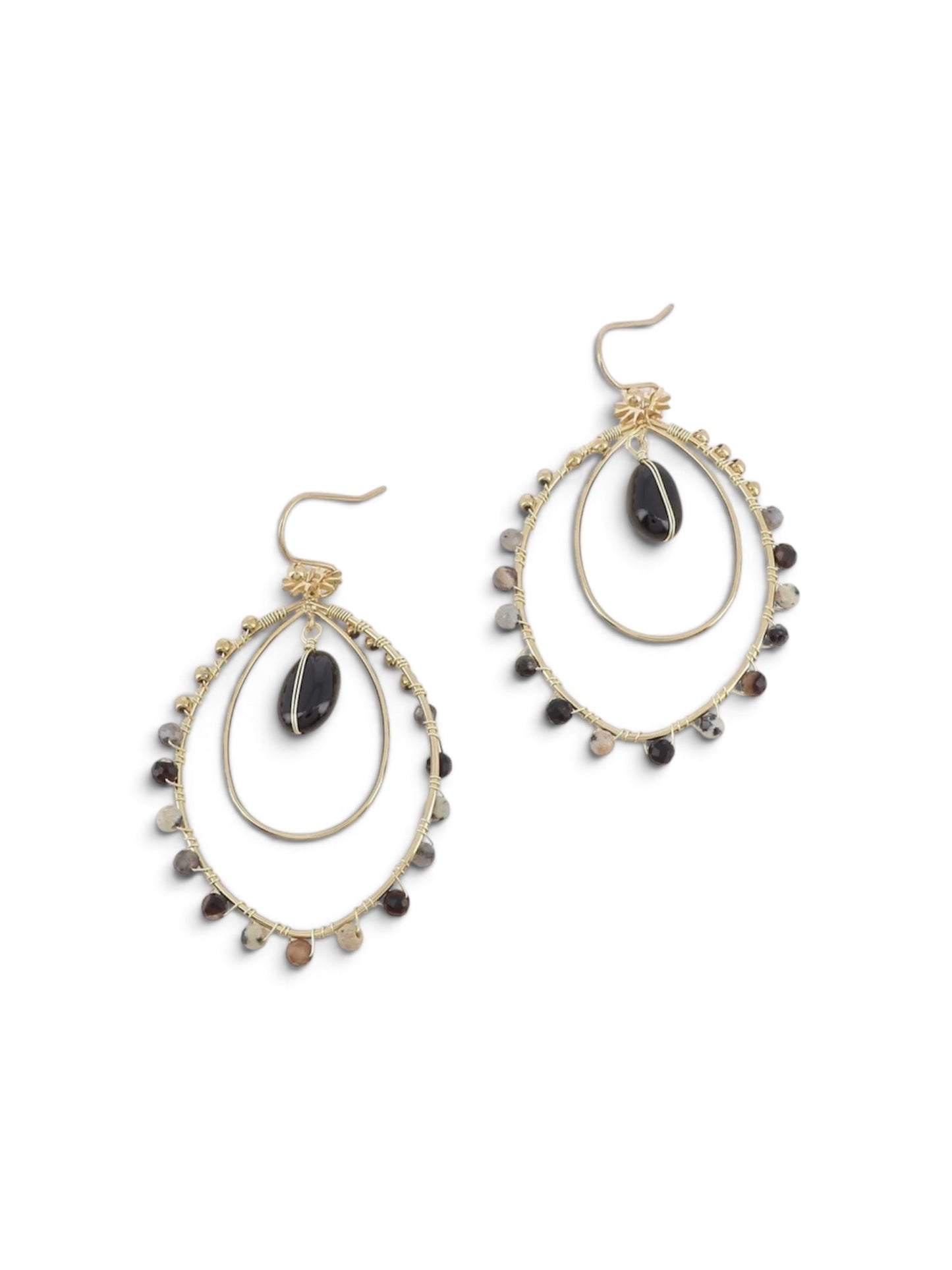 Boucles d'oreilles pendantes Jucile noir en acier inoxydable doré, double anneau serti de perles colorées et pierre centrale.