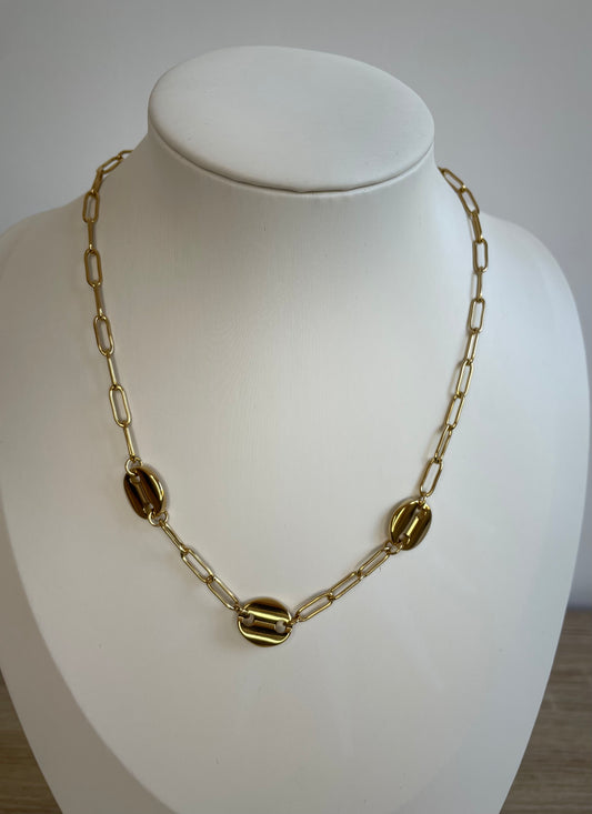 Collier Cally porté sur buste, chaîne maillons acier inoxydable doré et perles ovales