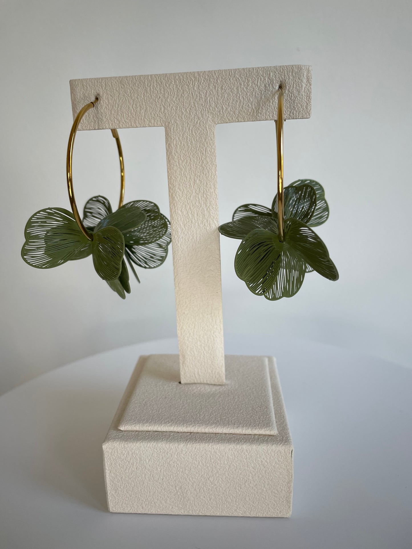 Boucles d'oreilles Ella vert, anneau acier inoxydable doré et pétales fleur