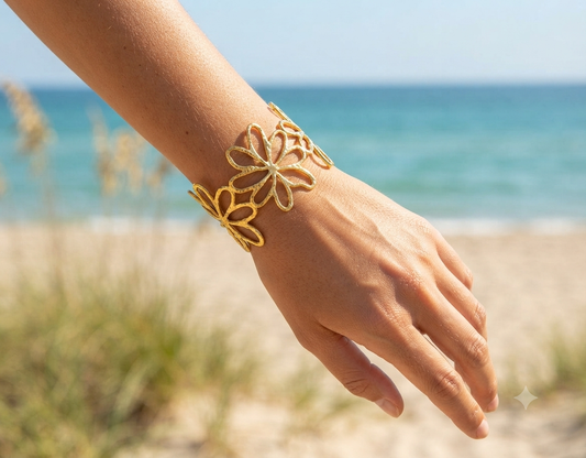 Bracelet Amanda manchette fleurs ajourées dorées Maëlyne Beauty